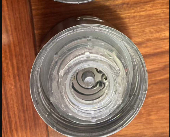 "Hydrogen bottle with color change indicator"