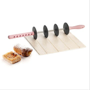 Adjustable rolling pin with thickness guides on dough